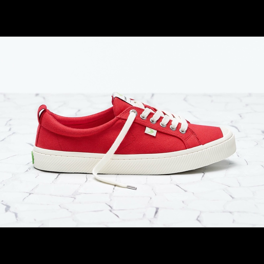 NWT Cariuma Oca red canvas size 9.5